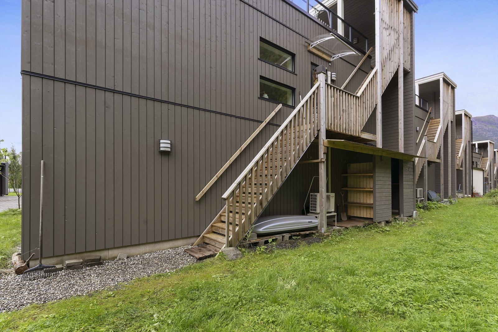 Rømningsvei og utvendig trapp til alle etasjer. Som du ser er det laget til praktisk lagring under trapp. Galleribilde