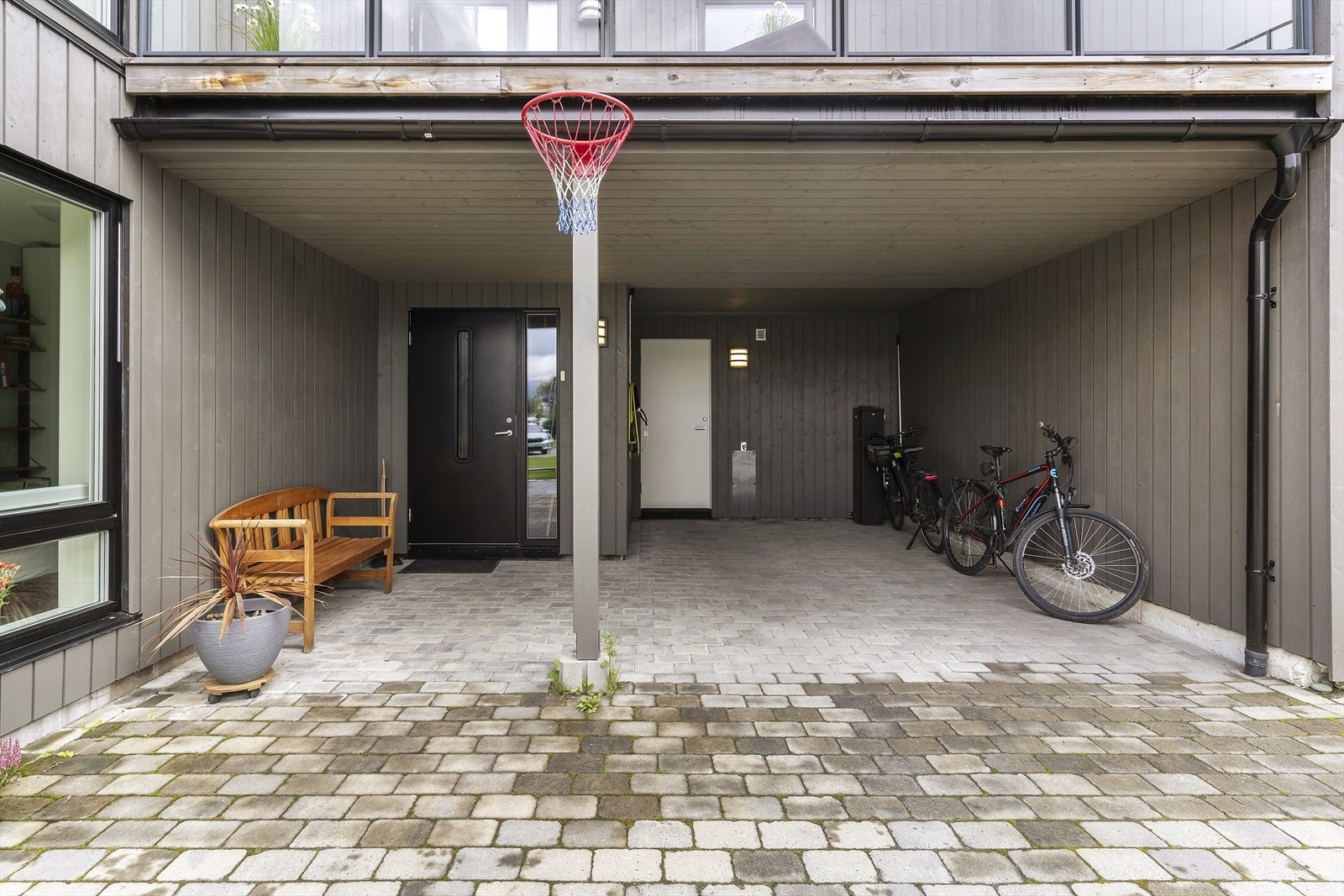 Praktisk inngangsparti i tilknytning til carporten. El-bil lader. I bakkant finner du en praktisk isolert sportsbod på 9 m² Galleribilde