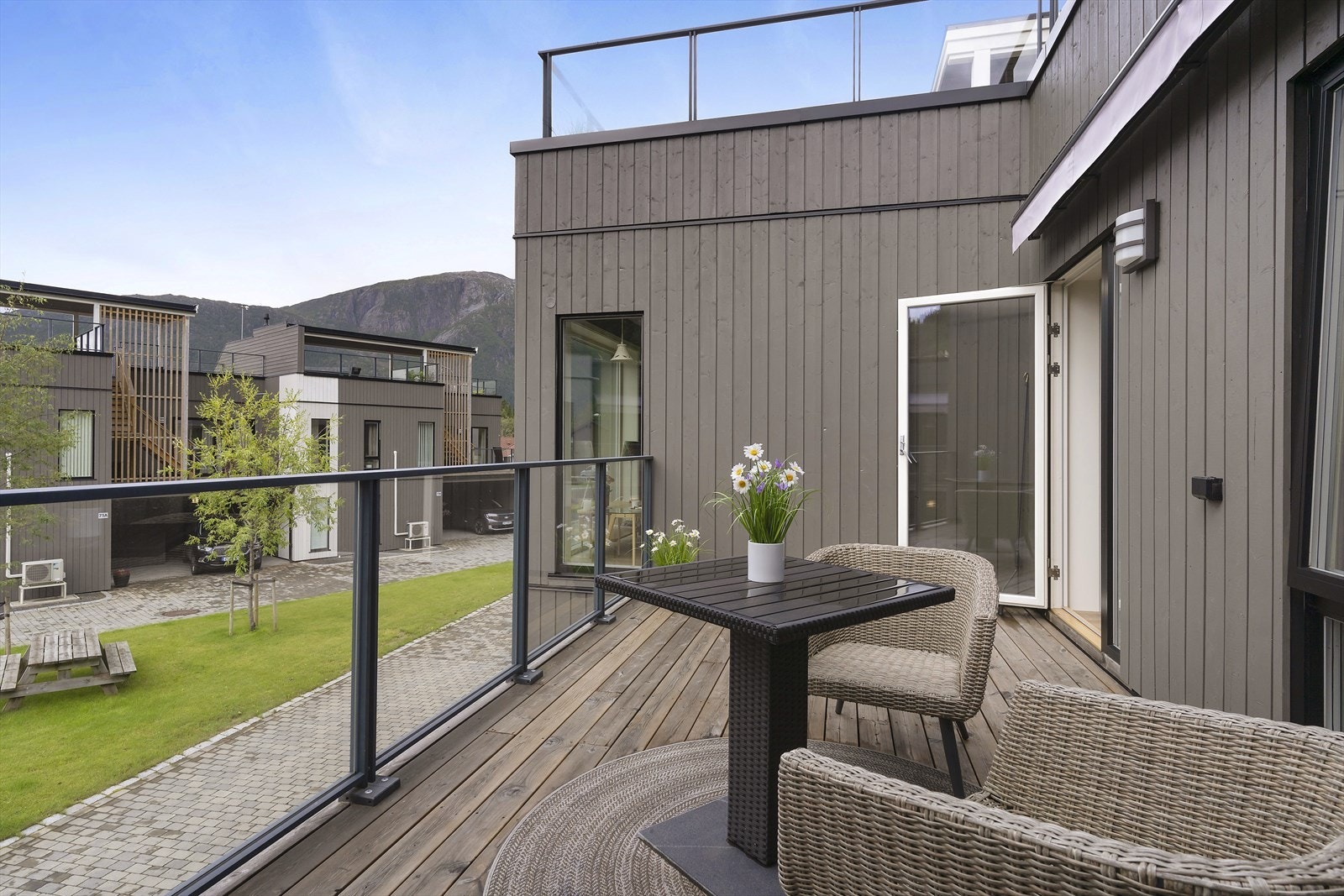 Her ser du fra verandaen opp til takterrassen. Galleribilde