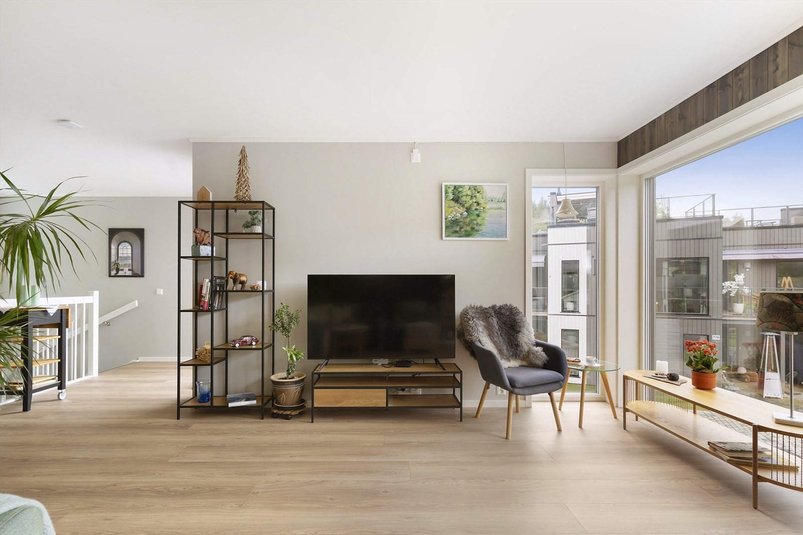 Vel inne starter vi i 2. etasje som inneholder stue, kjøkken med delvis åpen løsning, wc og soverom. Galleribilde