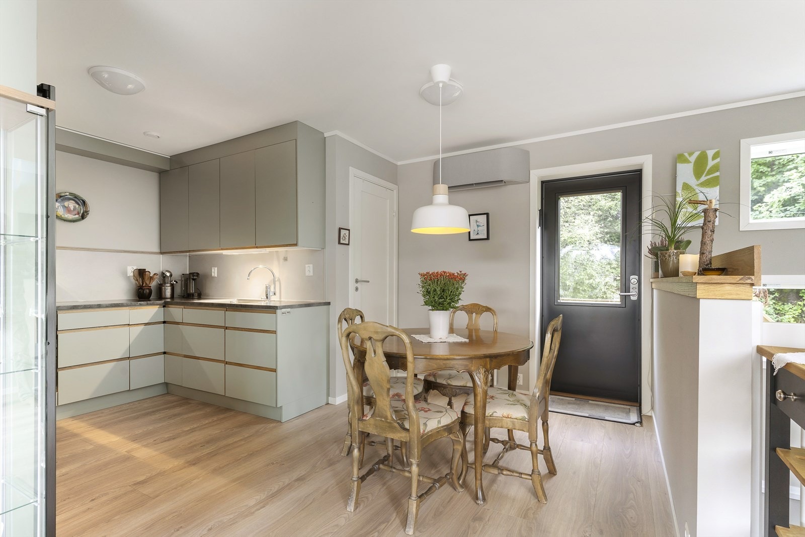 Her kan du kokkelere og underholde gjester i samme slengen. Innenfor den hvite døren finner du wc, mens den andre er utgang til utvendig trapp i bakkant av bygget. Varmepumpe. Galleribilde