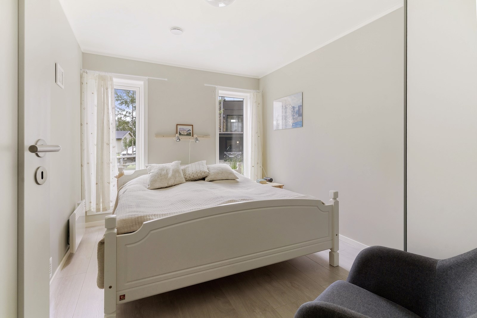 Det største soverommet er lyst og trivelig, i dus farge og med gode lysforhold. Galleribilde