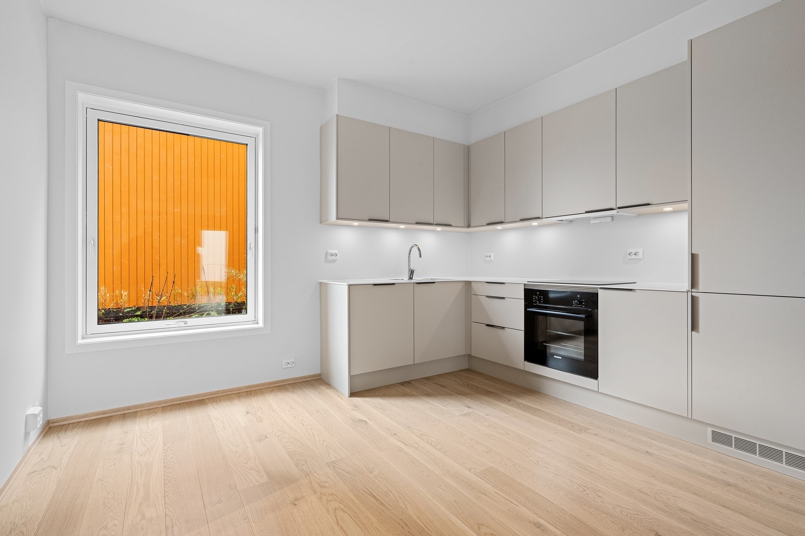 Flott kjøkken med integrerte hvitevarer. Galleribilde