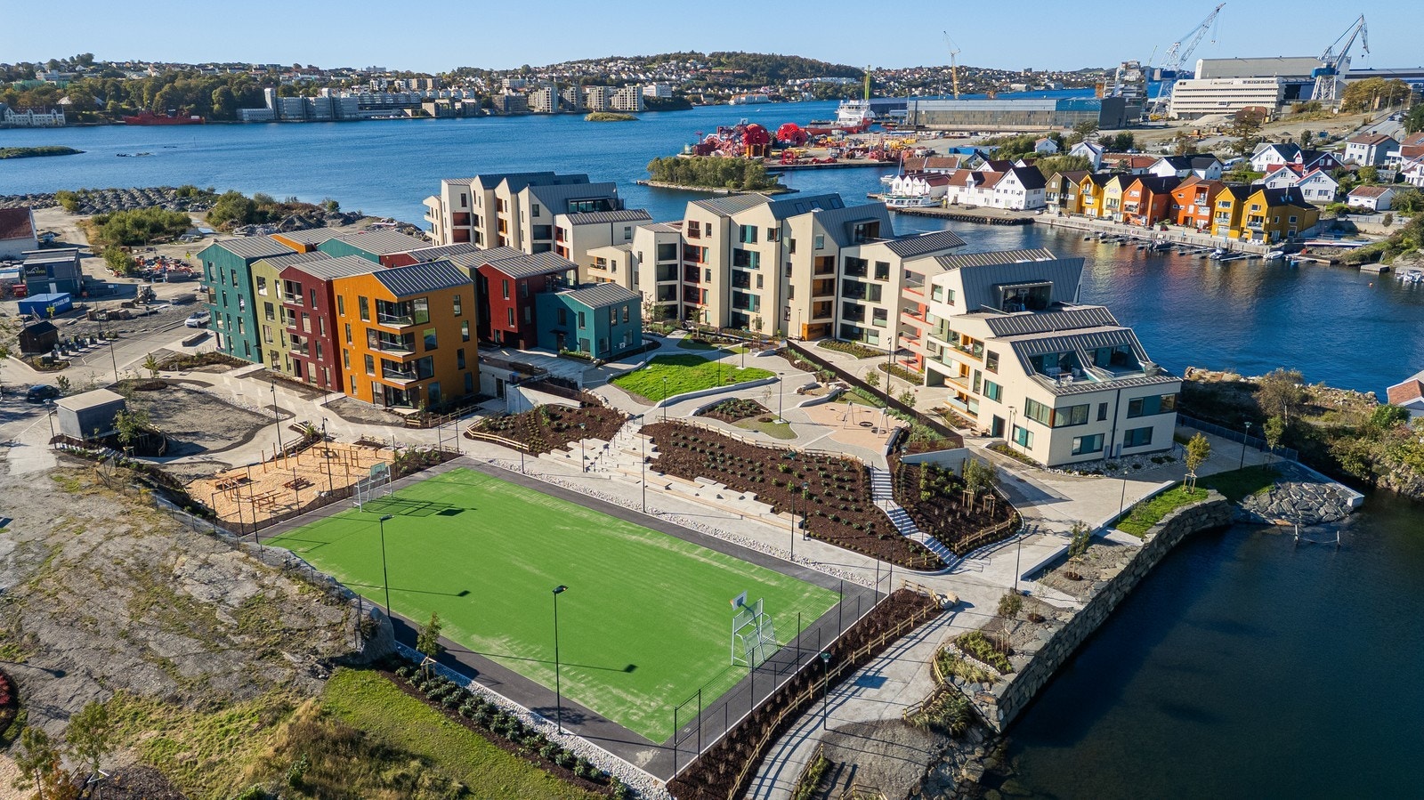 Ineo Eiendom har skapt et flott område med lekeplass og fotballbane like utenfor Galleribilde