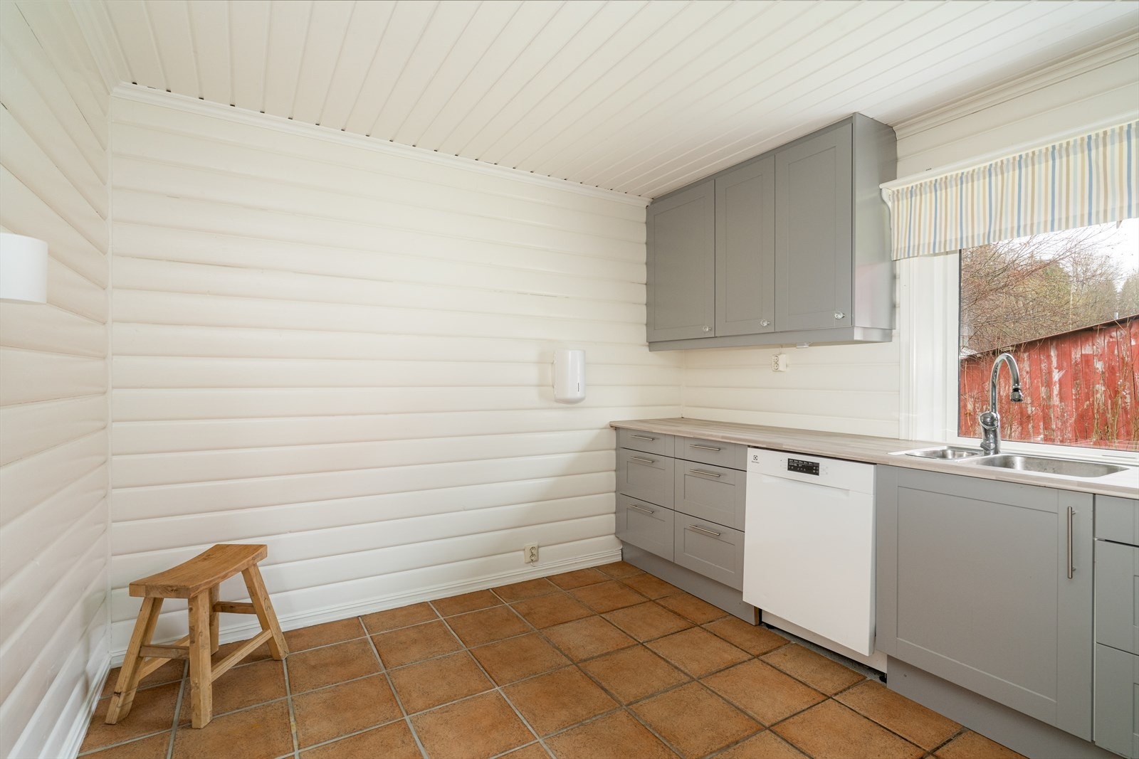 Boligens kjøkken er også av god størrelse, med plass til spisebord og stoler. Galleribilde