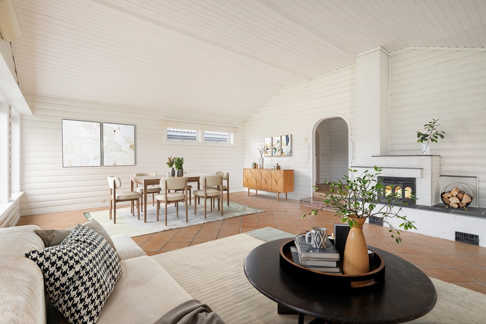 I stua er det en stemningsfull peis med peisinnsats for lun varme på kjølige dager. Stua har også varmepumpe for en jevn og behagelig varme.(Digital møblering, kun en illustrasjon) Galleribilde