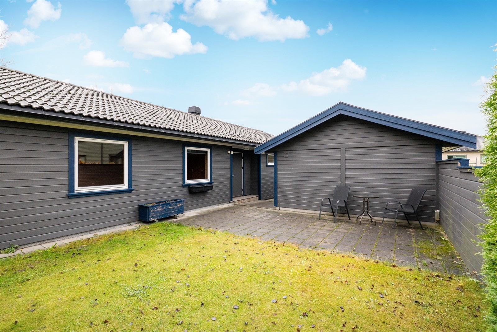 Uteområdet er pent opparbeidet med heller, belegningsstein og plenarealer som gir en flott ramme rundt boligen. Galleribilde