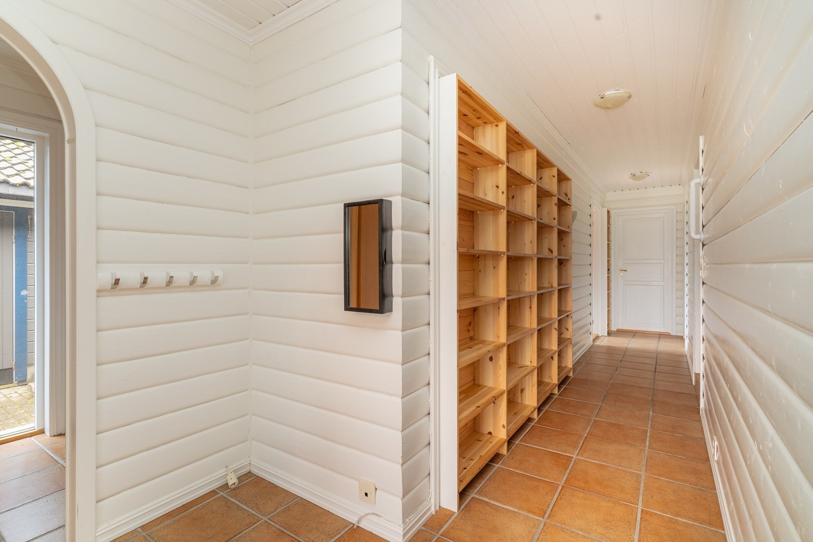 Videre inn er det en mellomgang som gir adkomst til boligens øvrige rom. Både entrè og gang har varmekabler i gulvet. Galleribilde