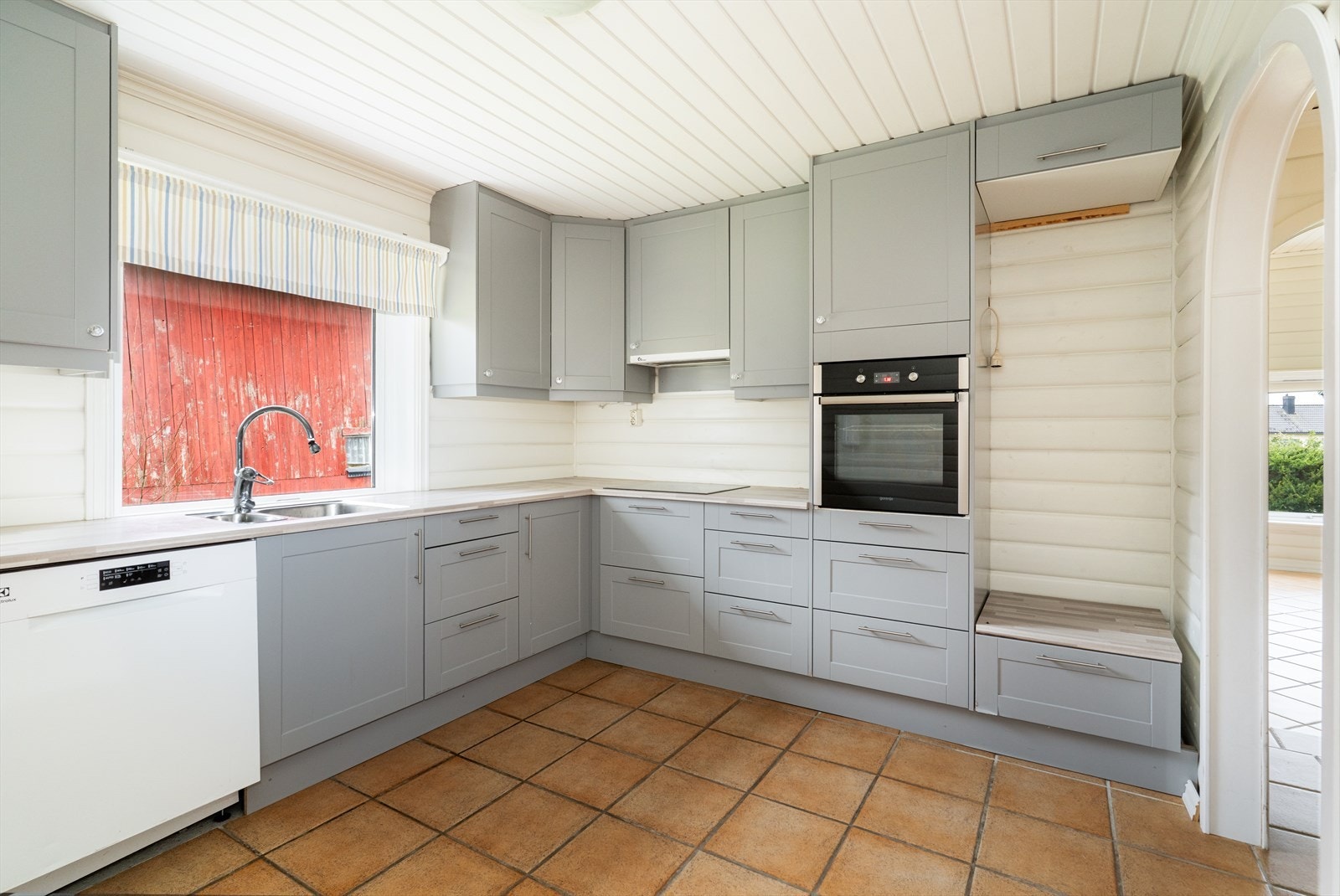 Kjøkkenet er oppgradert i 2015 med ny og moderne innredning i en dus grå fargetone. Galleribilde