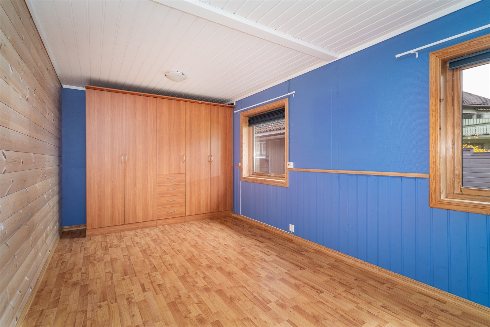 Det ene soverommet, som opprinnelig var to separate rom, er nå omgjort til ett stort og romslig soverom ved fjerning av lettvegg. Galleribilde