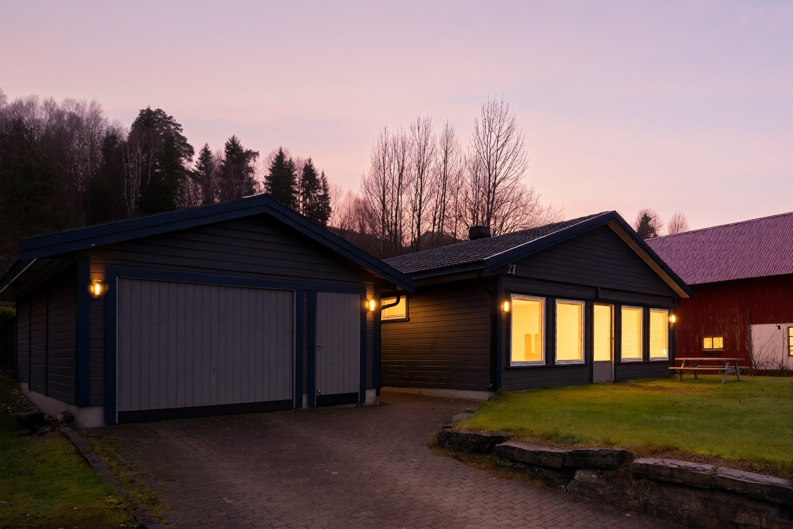 Koselig enebolig med alt på en flate beliggende sentralt til på Vallermyrene, ca. 1,5 km fra Porsgrunn sentrum med alle fasiliteter. Galleribilde