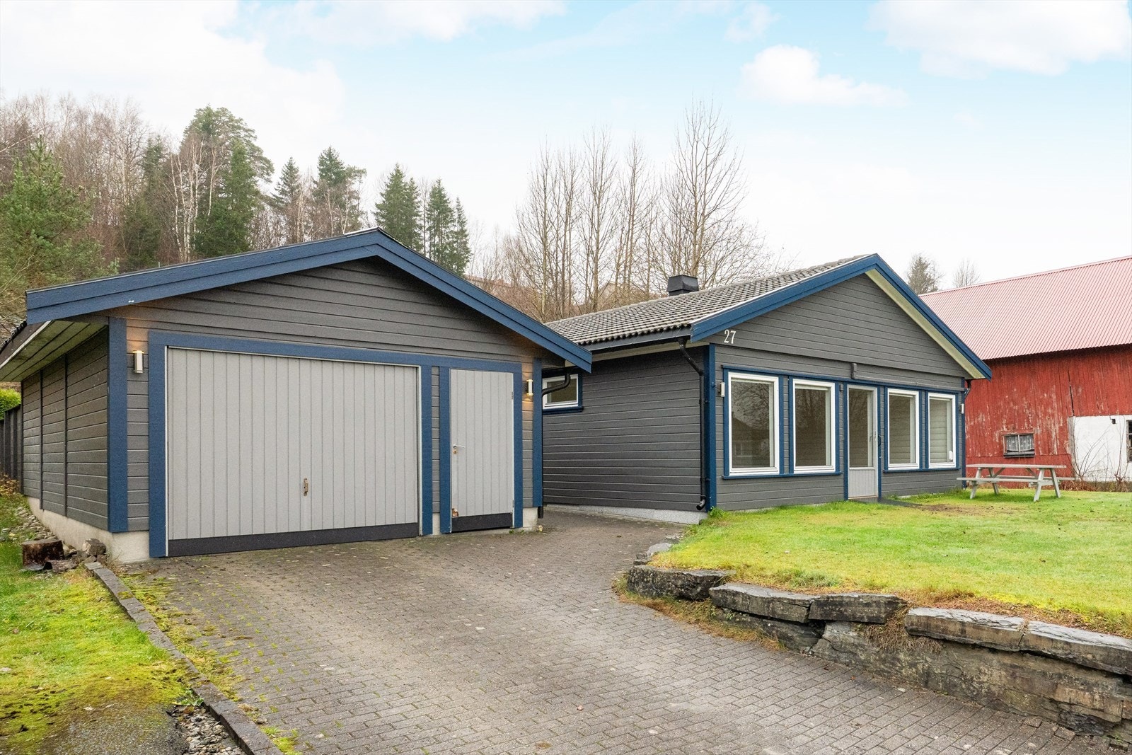 Gårdsplass med belegningsstein og garasje med bodplass. Galleribilde