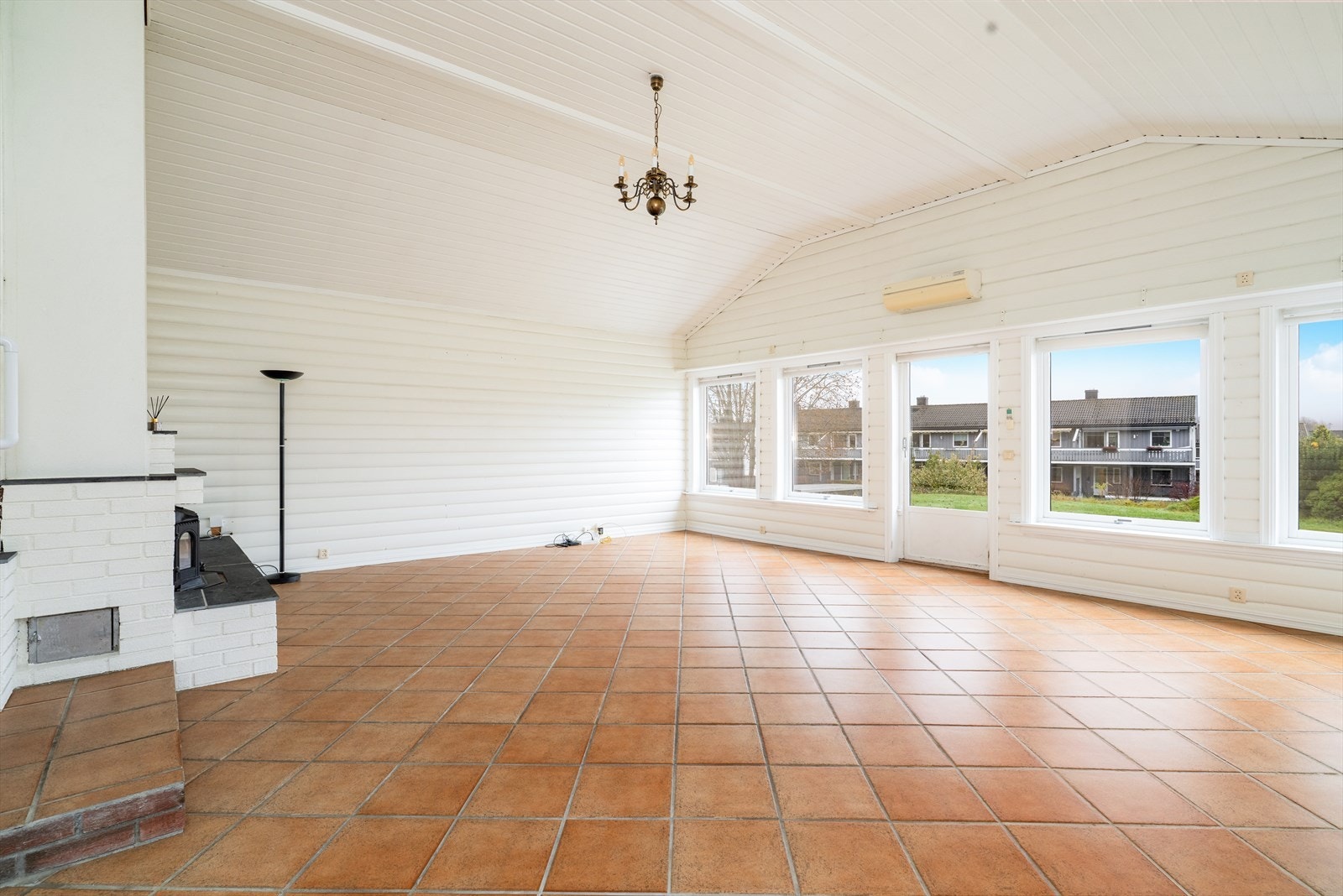 Store vindusflater og god takhøyde gir stua en luftig uttrykk, hvor dagslyset flommer inn. Galleribilde