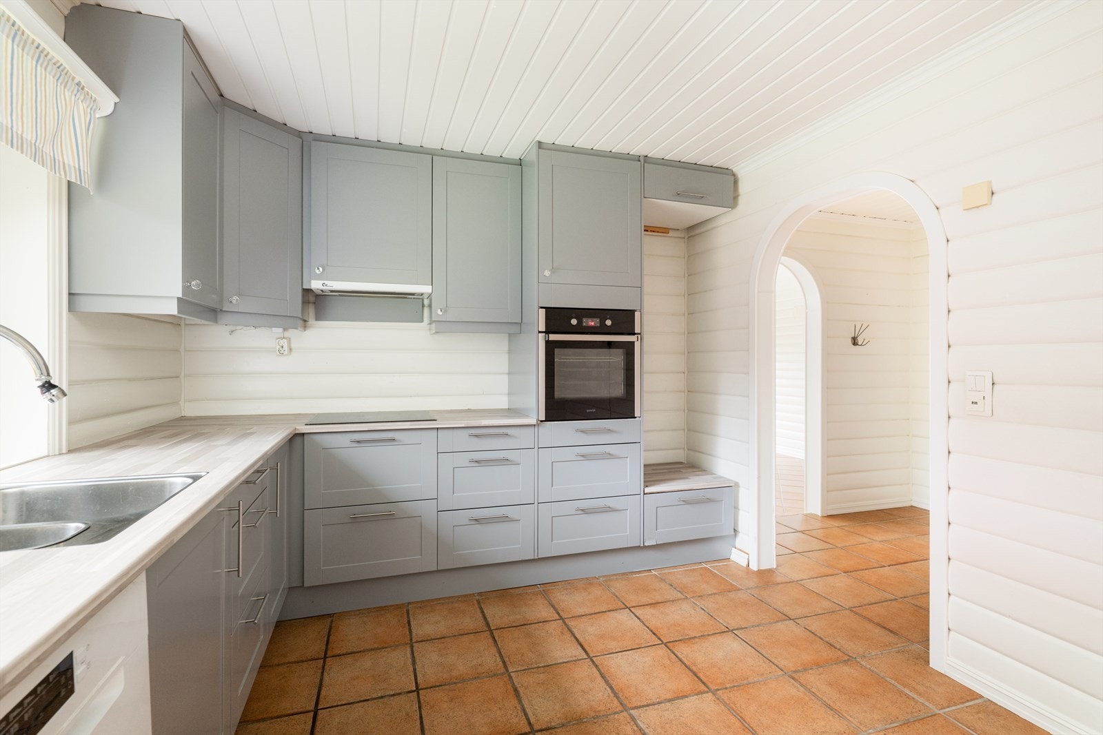 Her er det god oppbevaringsplass i takhøye overskap, samt gode arbeidsflater på laminerte benkeplater. Galleribilde