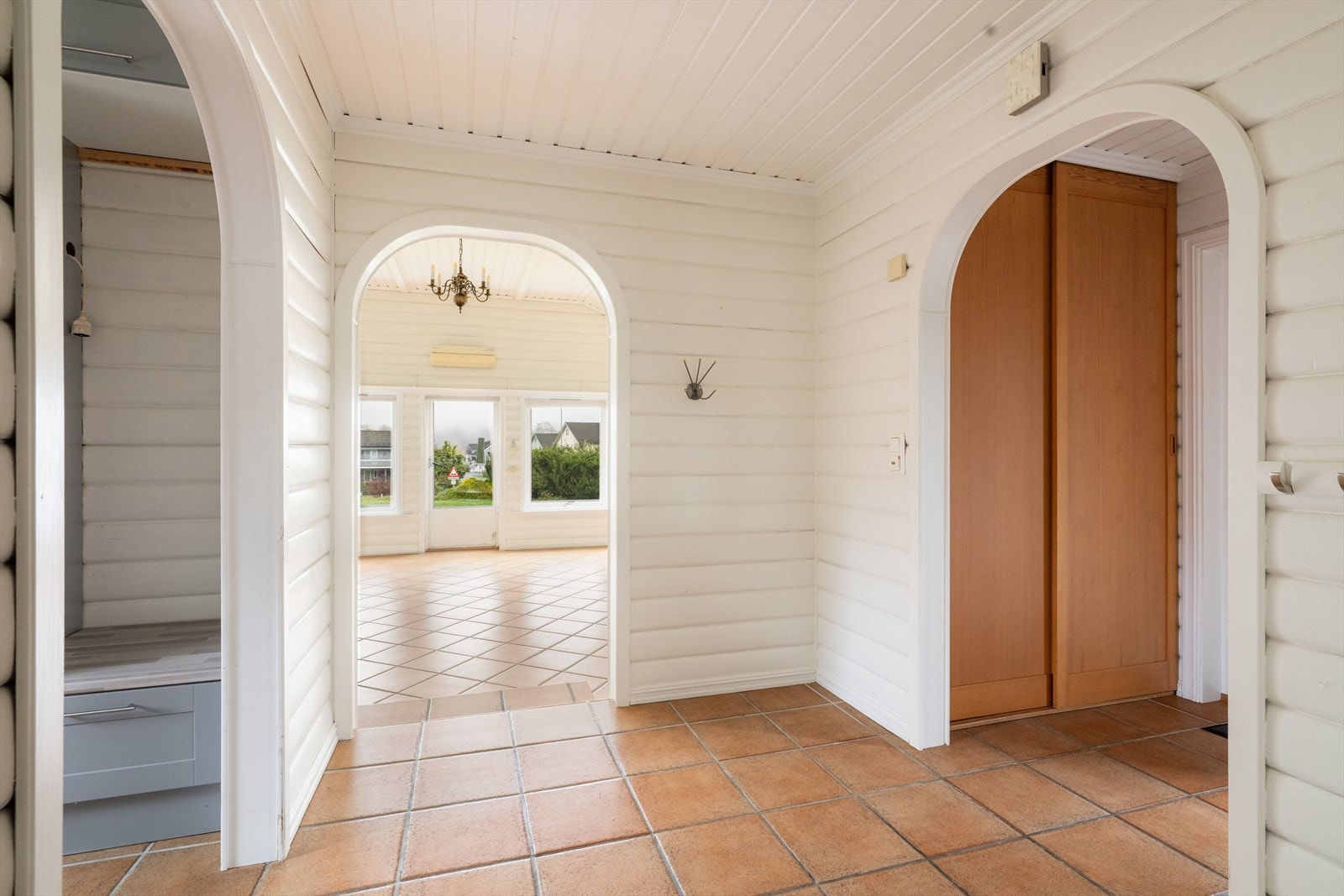 Entreèn har skyvedørsgarderobe med plass til sko- og klesoppbevaring. Galleribilde