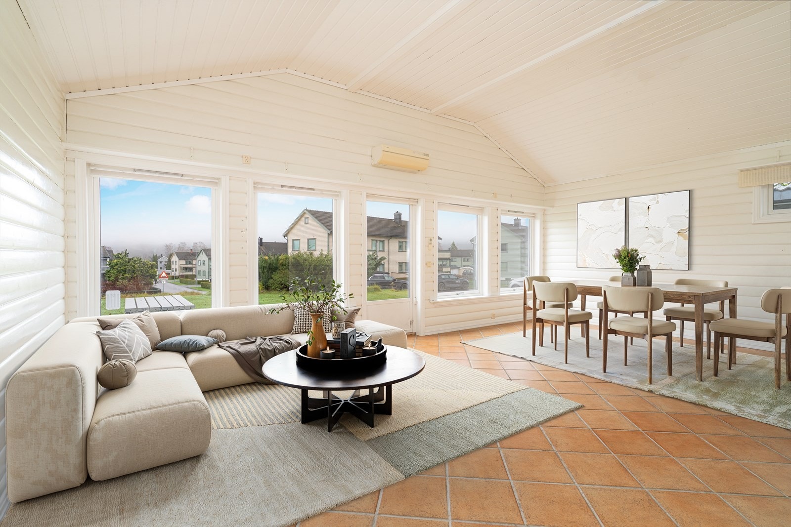 Koselig stue med flere soner for møblering. (Digital møblering, kun en illustrasjon) Galleribilde