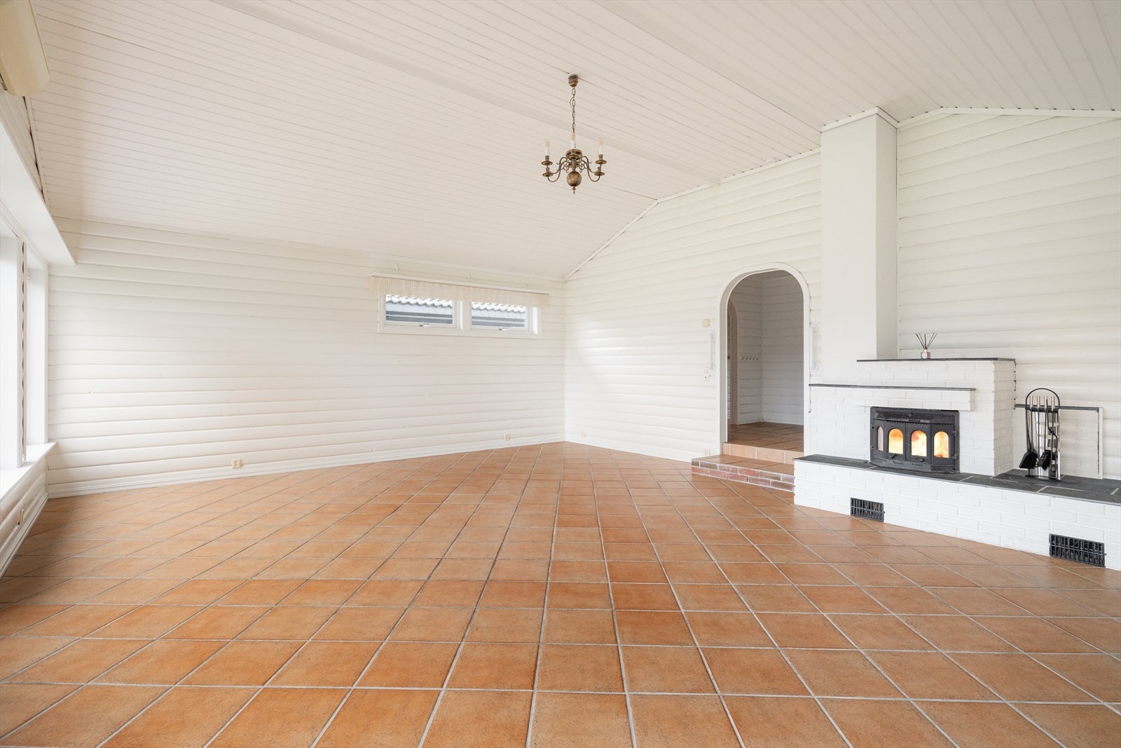 Et lite nivå ned fra gangen ligger den koselige stua med god plass til møblering. Galleribilde