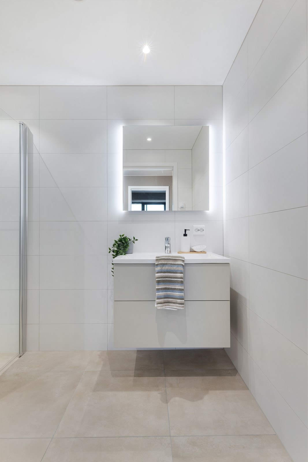 Bad med fliser på gulv og vegg - spotter til belysning Galleribilde