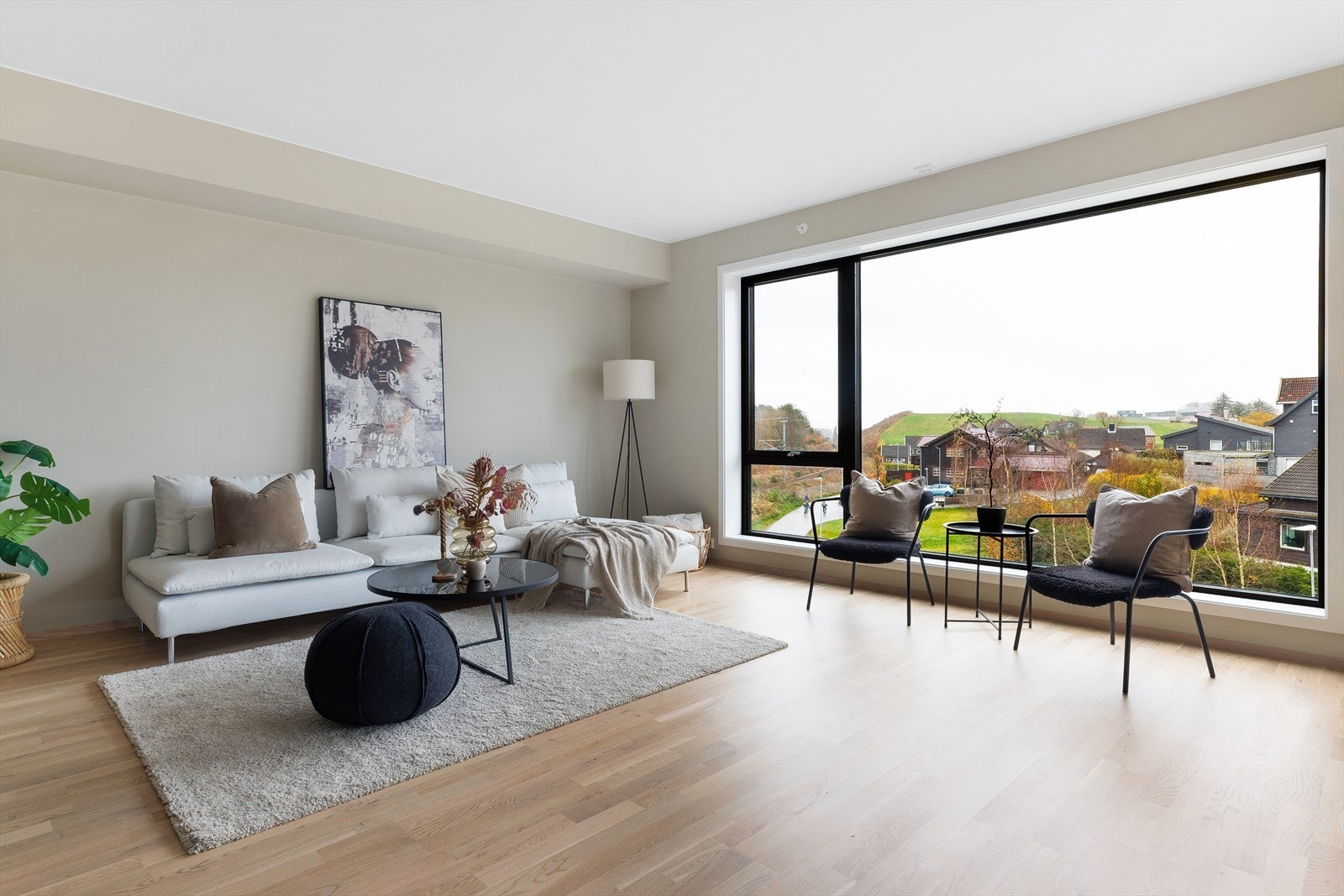 Romslig stue med gode møbleringsmuligheter Galleribilde