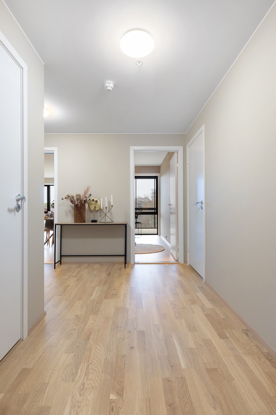 Entré/gang med gjestetoalett like ved Galleribilde