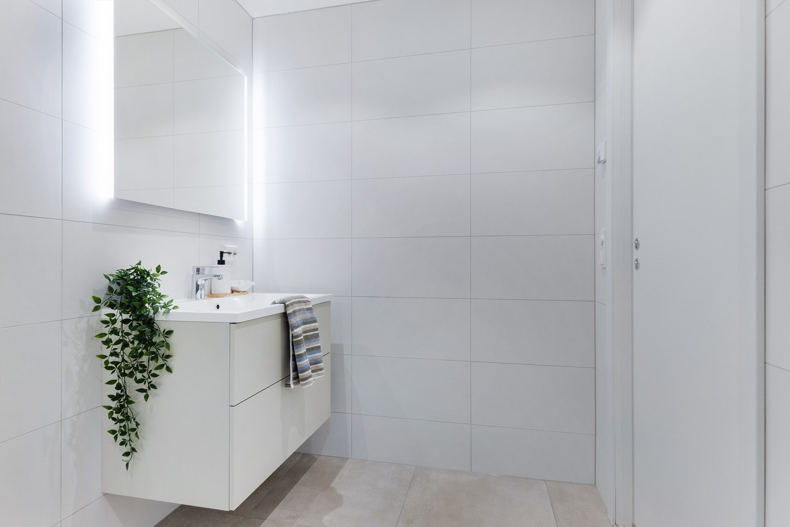 Bad - speil og baderomsinnredning med skuffer Galleribilde