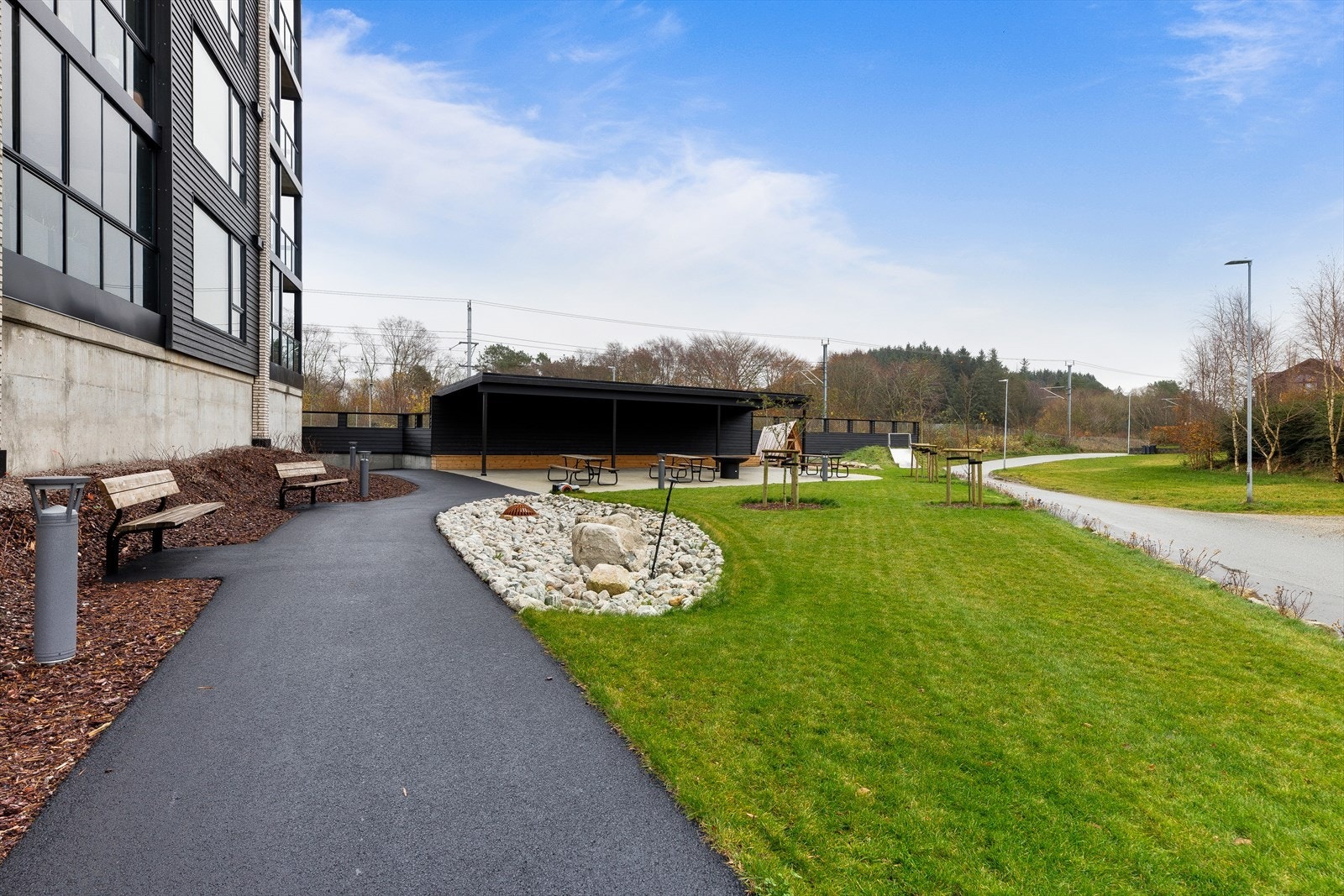 Fellesområde med gapahuk og benker Galleribilde