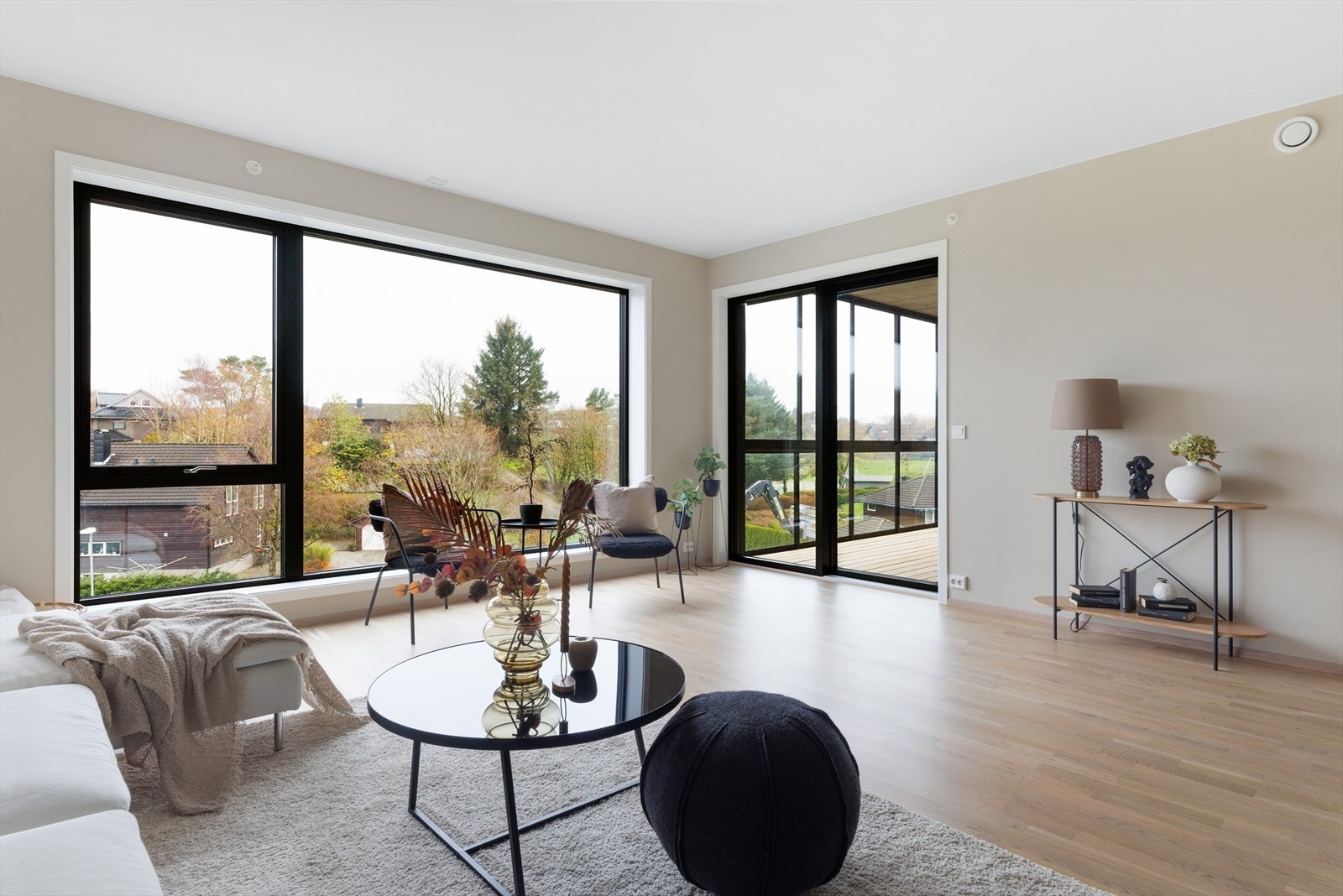 Velkommen til Tangarholen 10, H0302! Flott ferdigstilt leilighet med fin utsikt, gode solforhold og inneglasset balkong! Fotograf: Robin Malm Galleribilde