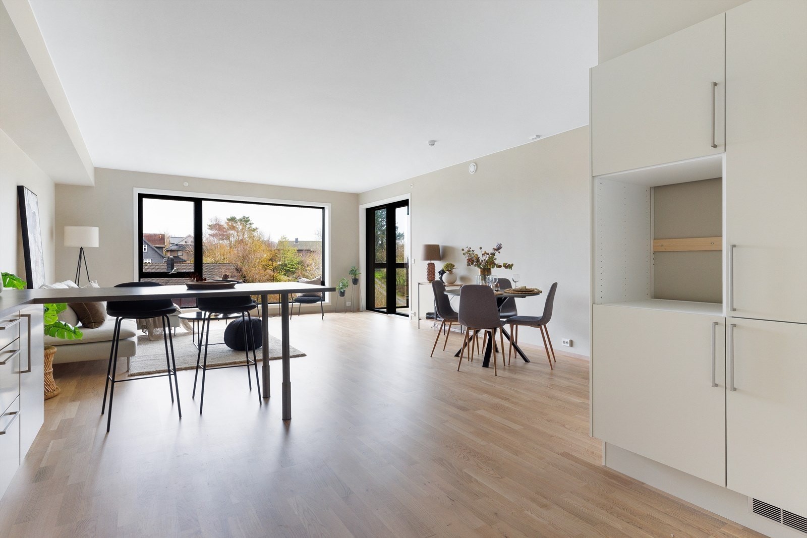 Kjøkken med god skap- skuffe- og benkeplass Galleribilde