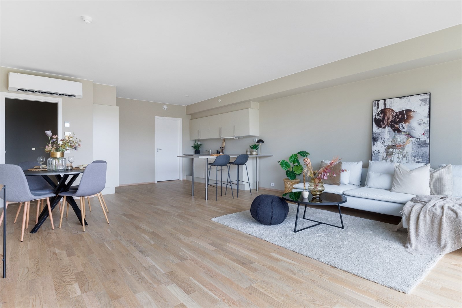 Stue/kjøkken - varmekonvektor i stue Galleribilde