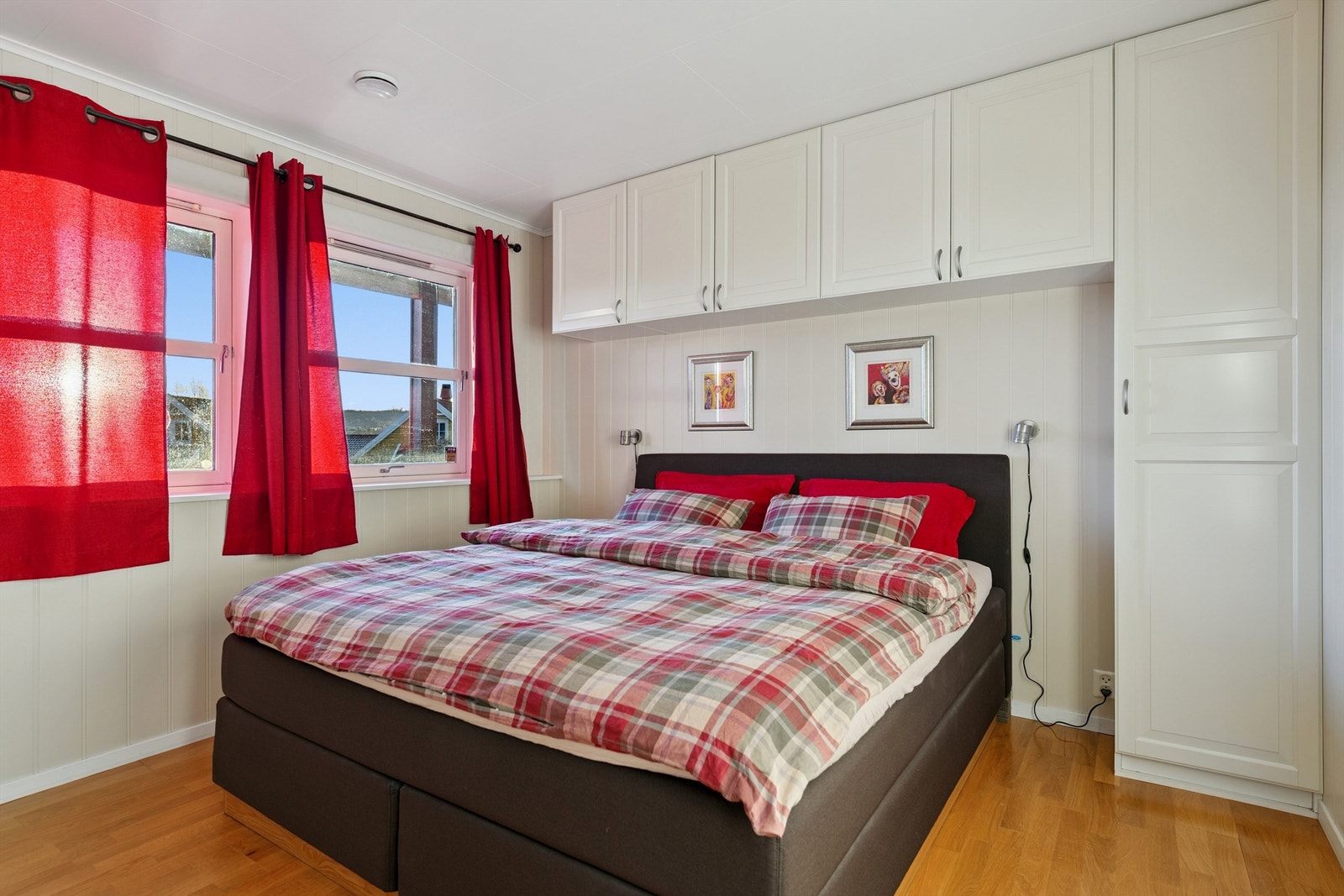 Et av de tre soverommene i underetasjen, ideelt for barn eller gjester. Galleribilde