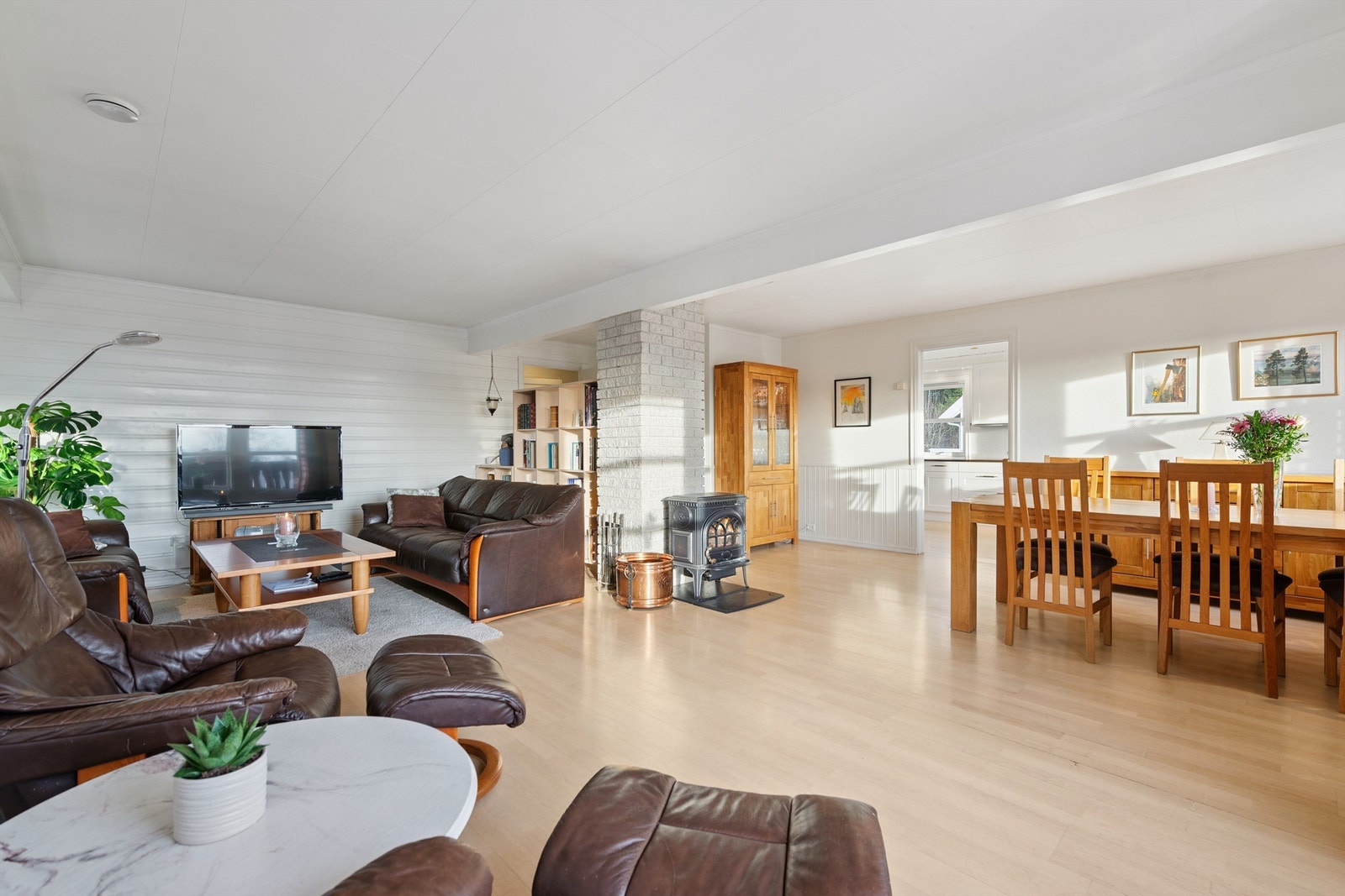 Den åpne løsningen gir en god romfølelse og fleksible møbleringsmuligheter. Galleribilde