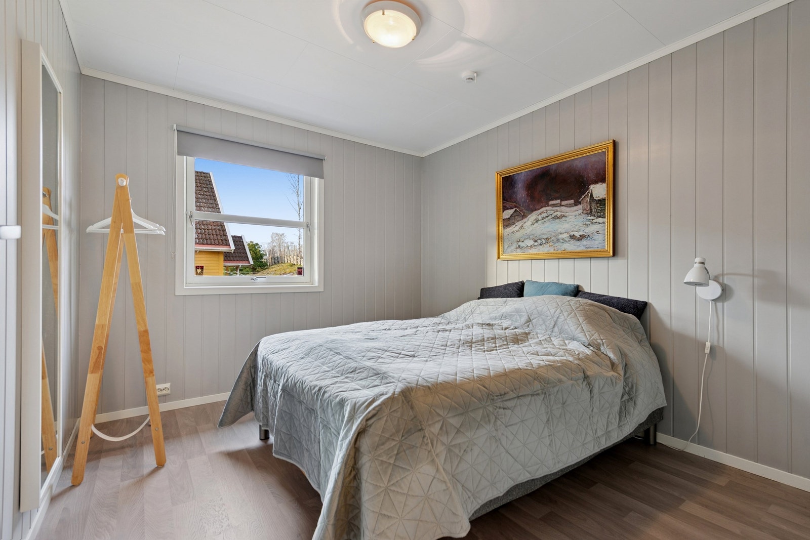 Hovedetasjen har også et soverom med praktisk plassering og vannbåren gulvvarme Galleribilde