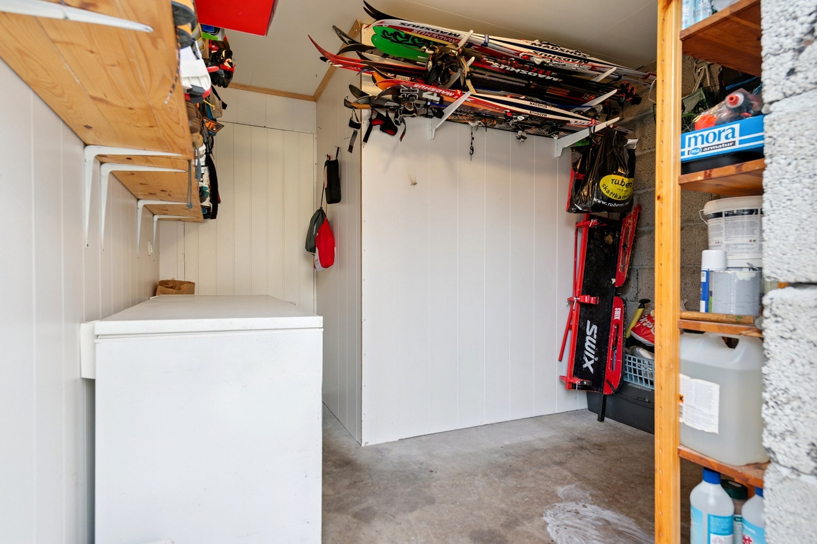 Boligen har gode lagringsmuligheter med flere boder i tillegg til en dobbelgarasje på 40 m². Galleribilde