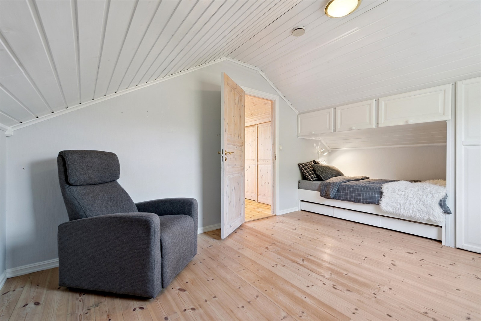 Loftet inneholder også et lunt soverom med plassbygde løsninger. Galleribilde