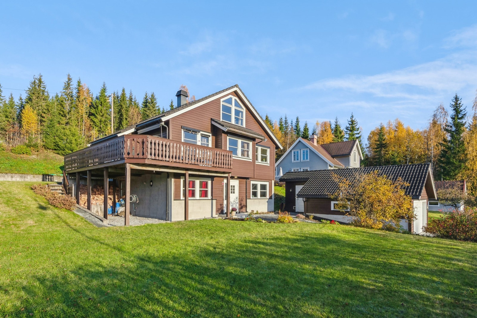 En innholdsrik enebolig med en attraktiv beliggenhet i et etablert og barnevennlig boligområde. Galleribilde