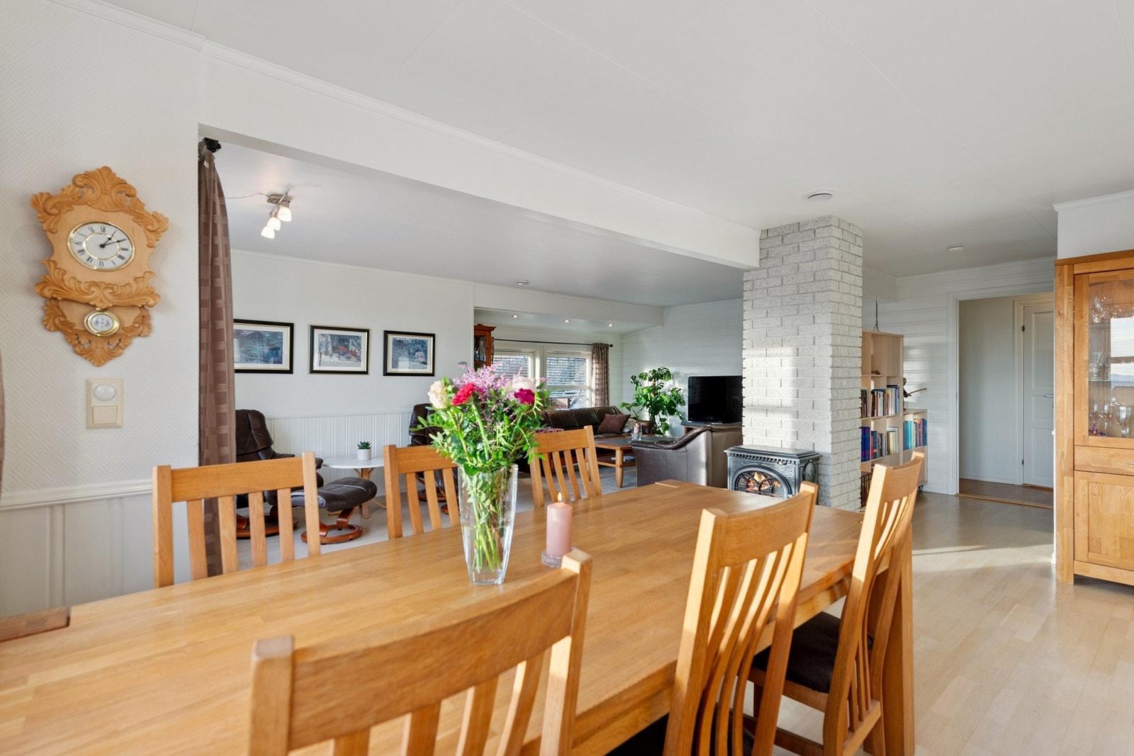 Stuen har en naturlig avdeling for en romslig spisestue. Galleribilde