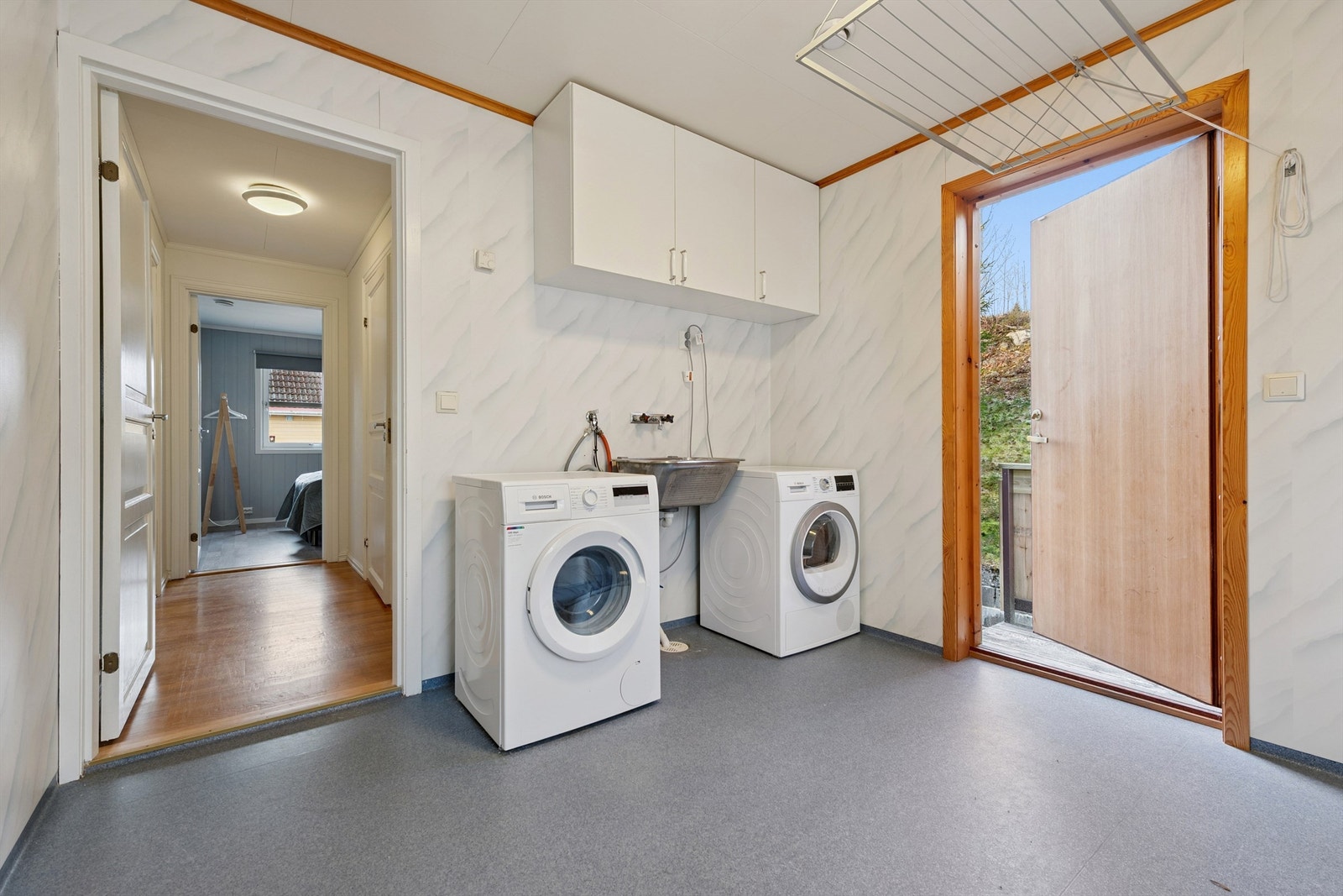 Separat og praktisk vaskerom med god størrelse og egen utgang. Galleribilde