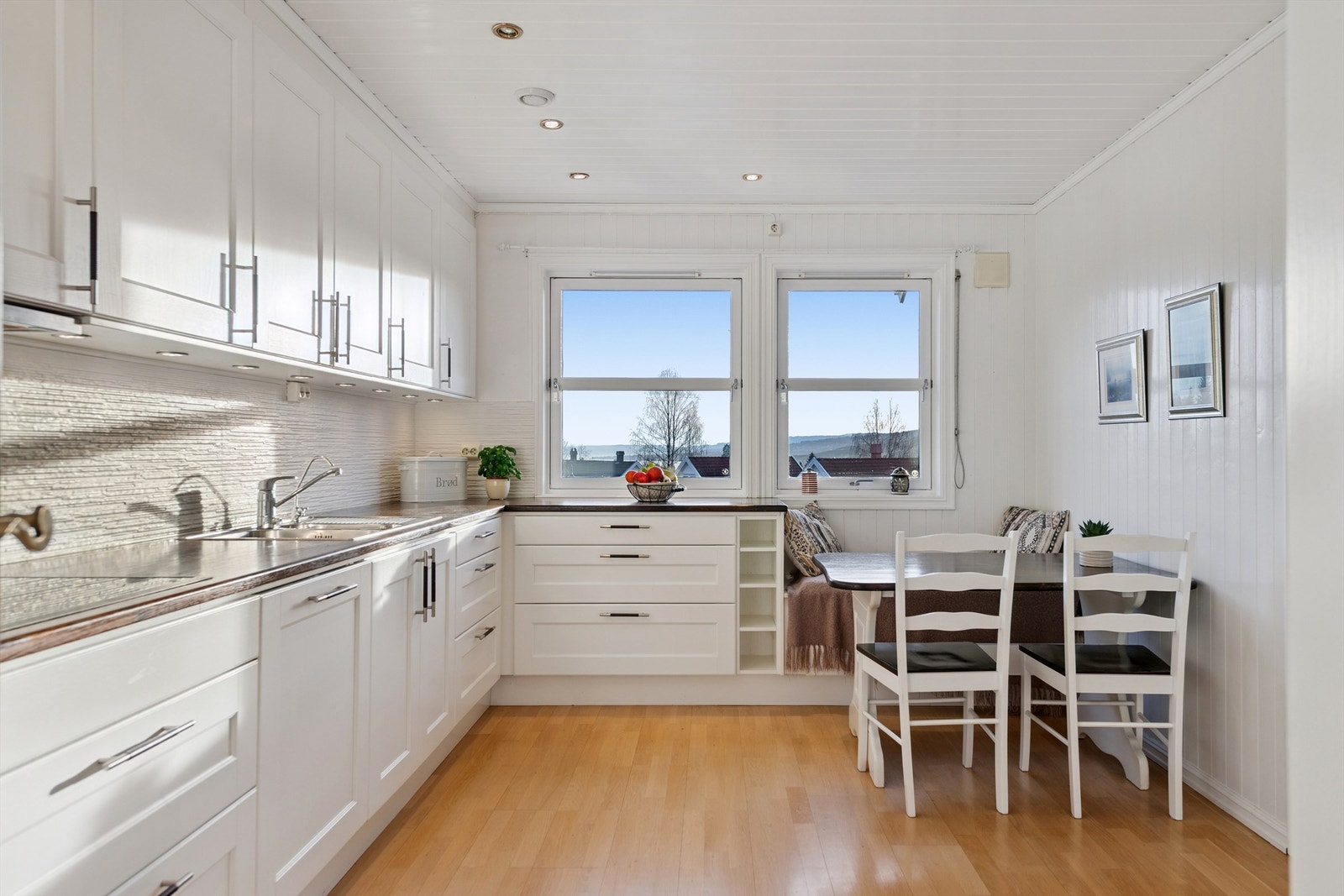 Kjøkkenet ble fornyet i 2012 og har en hyggelig spiseplass ved vinduet. Galleribilde