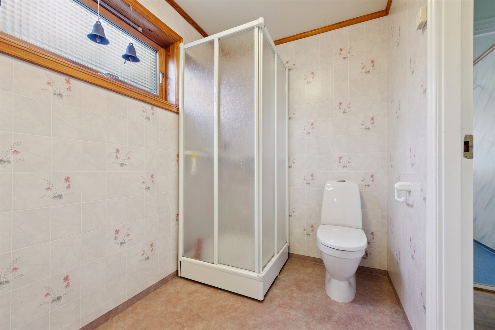 Rommet er utstyrt med dusjkabinett og toalett. Galleribilde