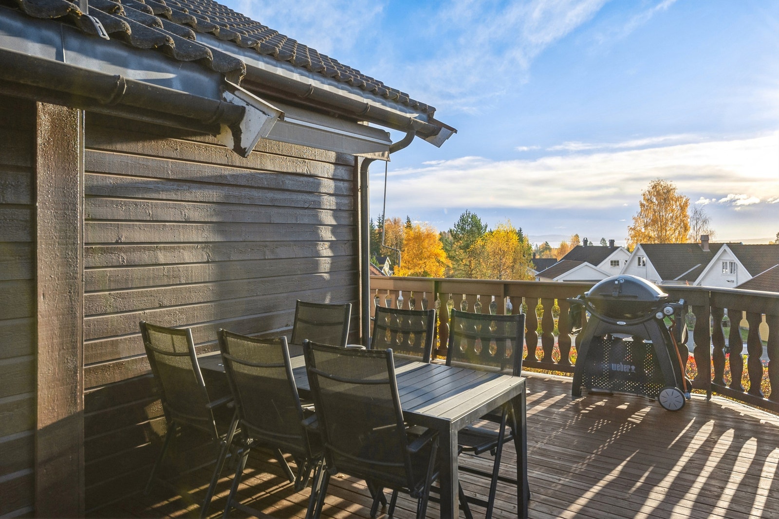 Fra stuen er det direkte utgang til en stor, sørøstvendt terrasse på 28 m². Galleribilde