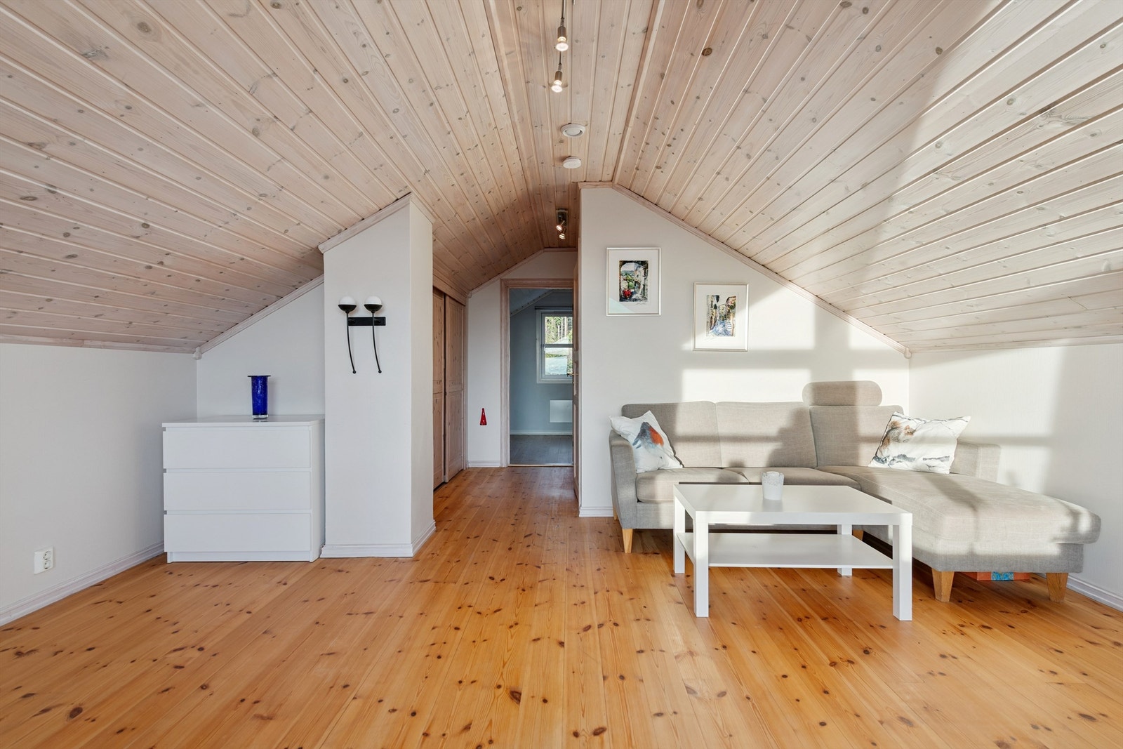 Loftsetasjen ble innredet i 2004 og byr på en lys og anvendelig loftstue. Loftstuen av denne etasjen er ikke omsøkt Galleribilde