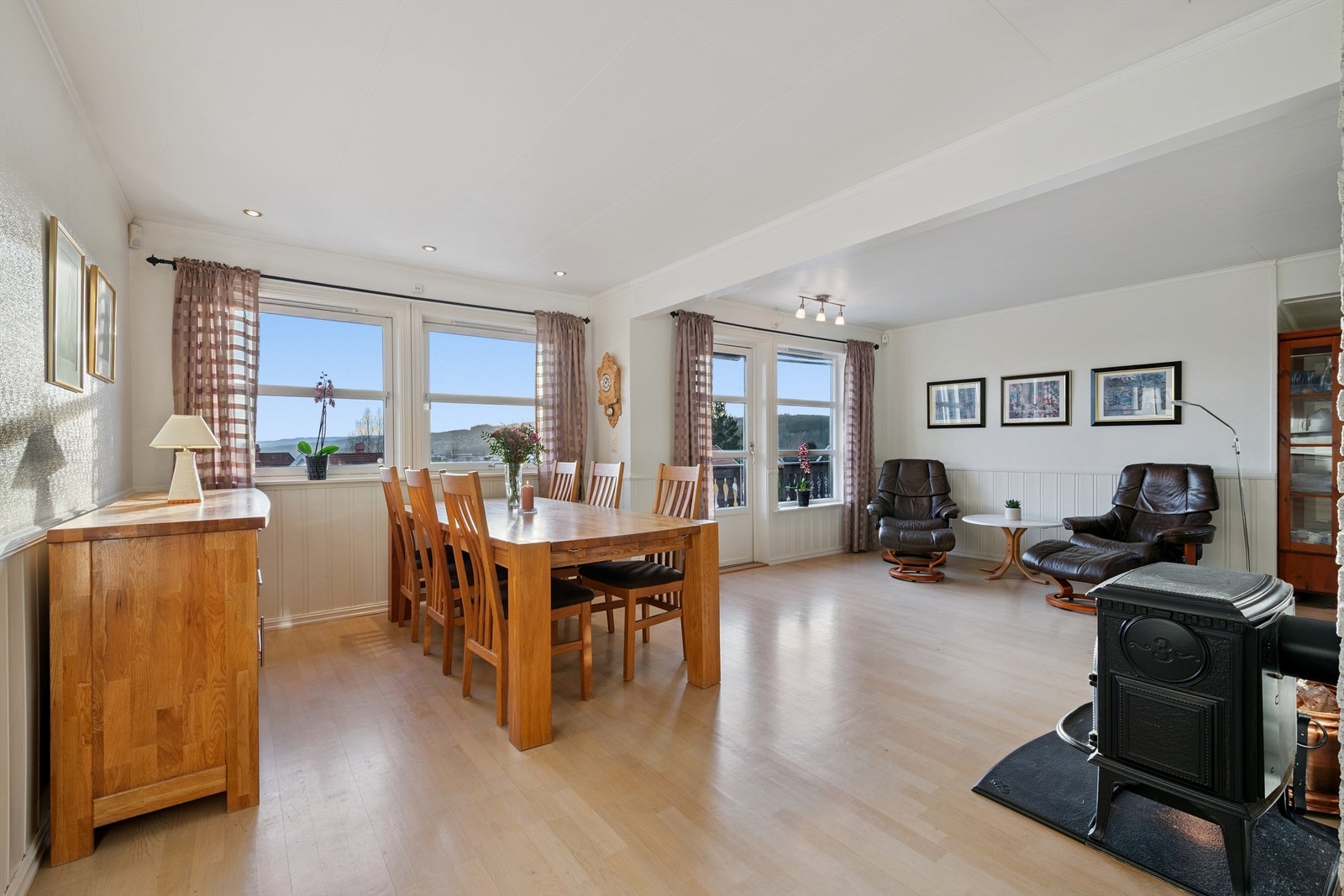 Store vindusflater gir rikelig med naturlig lys til oppholdsrommene. Galleribilde