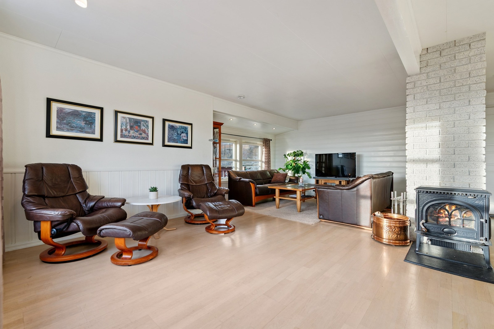 En peisovn i stuen bidrar med ekstra varme og hygge på kalde dager. Galleribilde