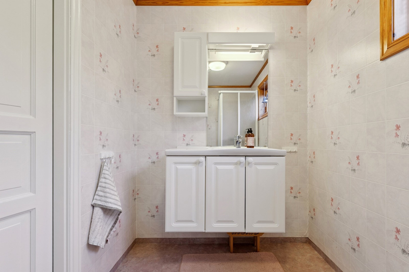 Badet i første etasje er fra byggeåret og er innredet med servant med underskap og har vannbåren varme. Galleribilde