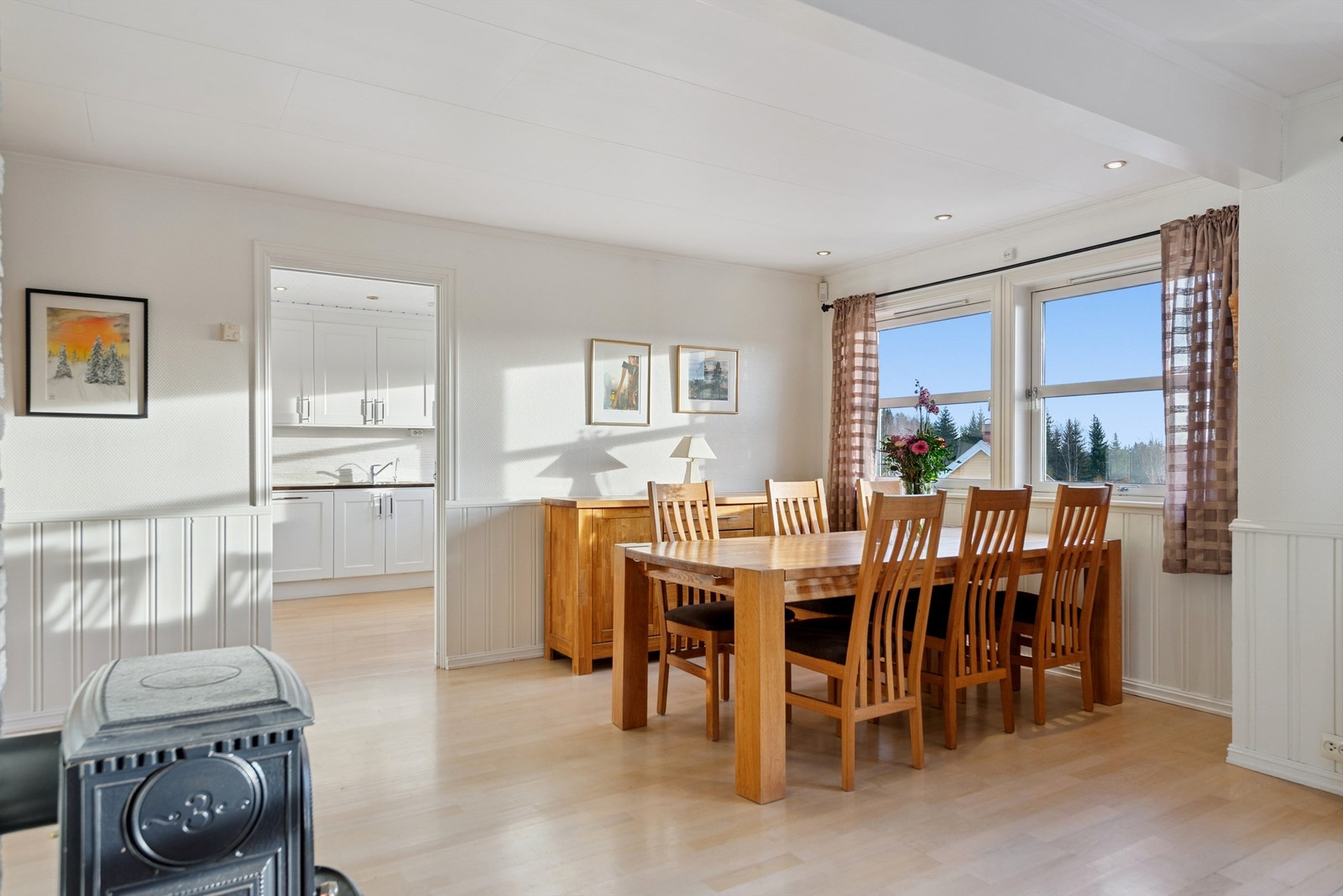 Fra spisestuen er det en praktisk og åpen overgang til kjøkkenet. Galleribilde