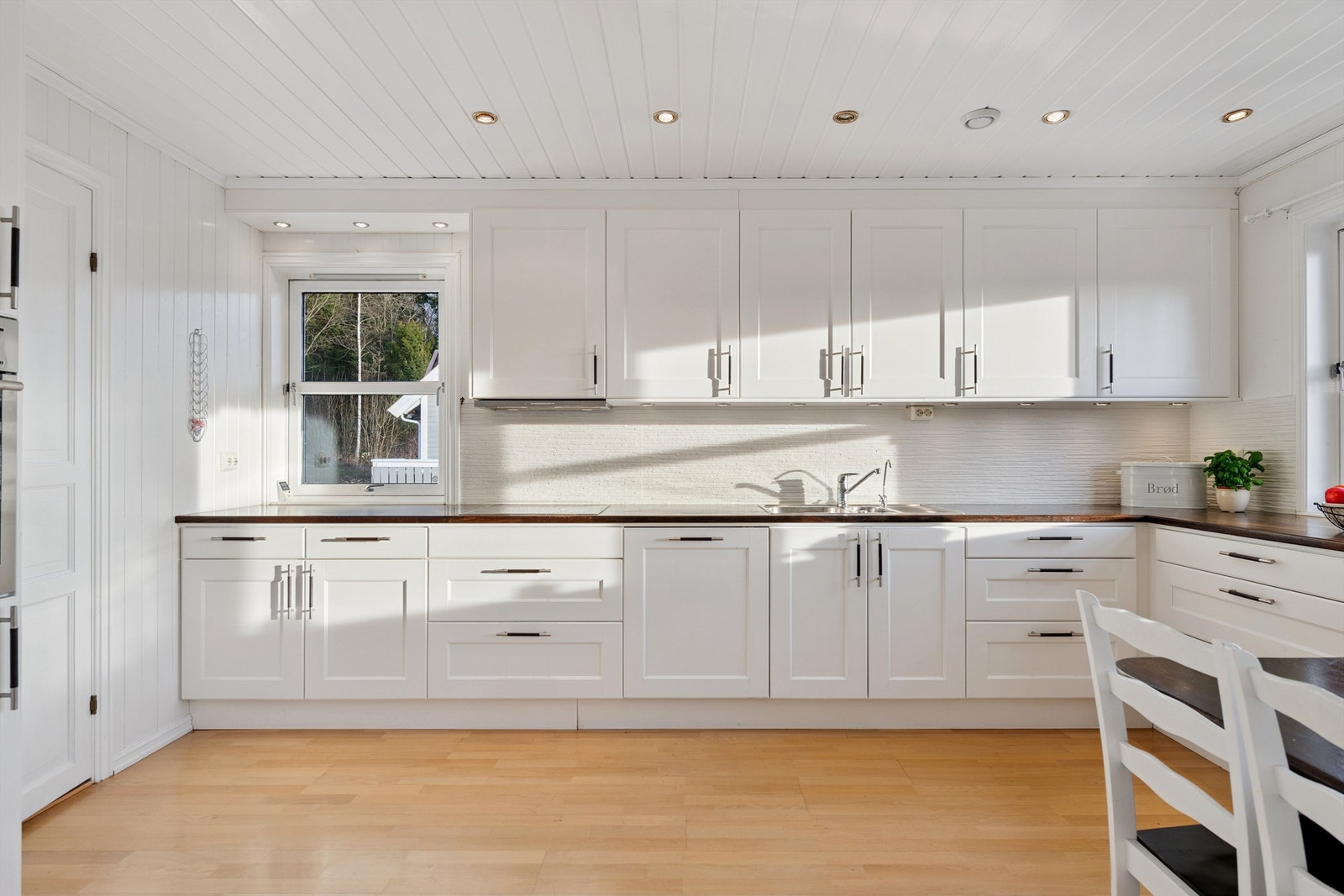 Innredningen har profilerte fronter, heltre benkeplate og integrerte hvitevarer. Praktisk bod i tilknytning til kjøkkenet, som selger har benyttet som "matbod". Galleribilde