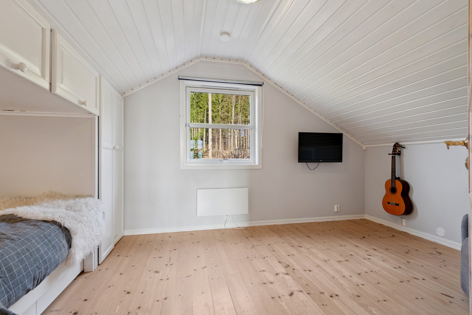 Heltregulv og panel i himling gir en lun atmosfære i loftsrommene. Galleribilde