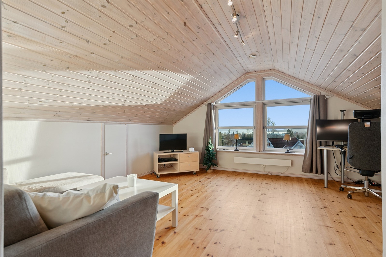 De store vinduene i loftstuen gir godt med lys og utsikt over nærområdet. Loftstuen av denne etasjen er ikke omsøkt Galleribilde