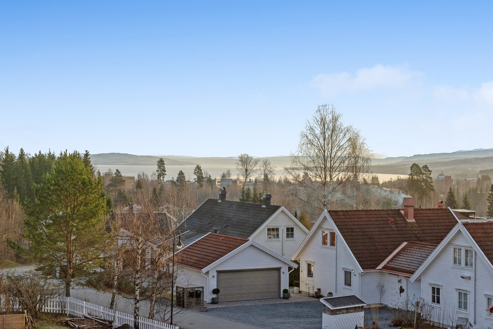 Nyt umiddelbar tilgang til skog og mark, med flotte turmuligheter rett utenfor døren. Galleribilde