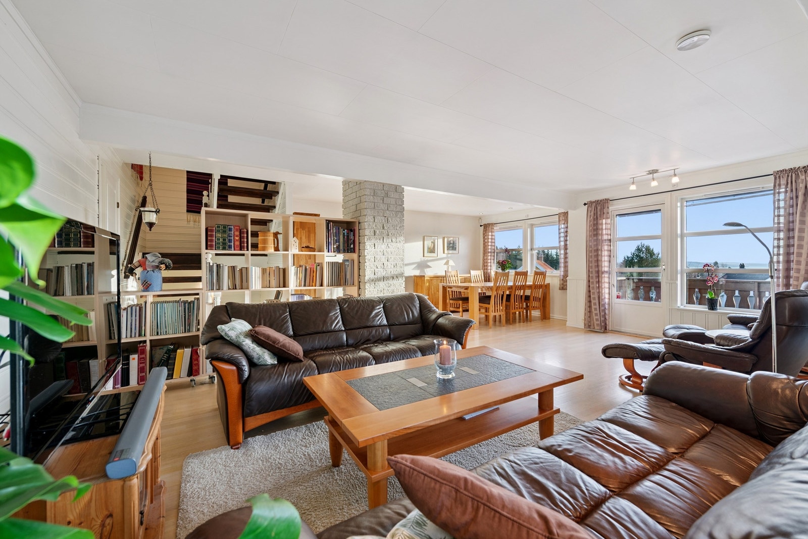 I første etasje finner du en lys og åpen stue med plass til flere sittegrupper. Galleribilde